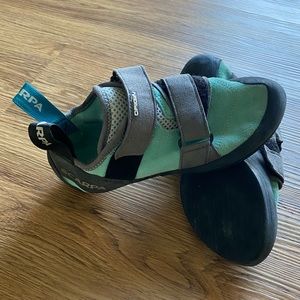 New Scarpa origin women’s (6.5 or 37.5) velcro climbing shoes in green blue!